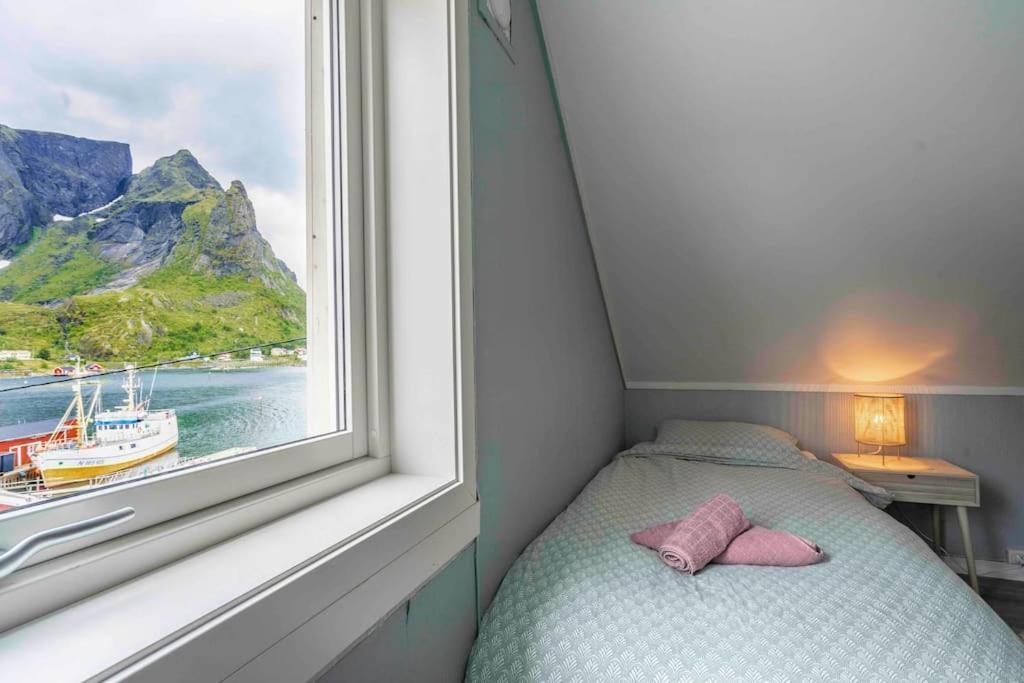 Reine Front View - Mountain & Seaview Villa Exteriör bild