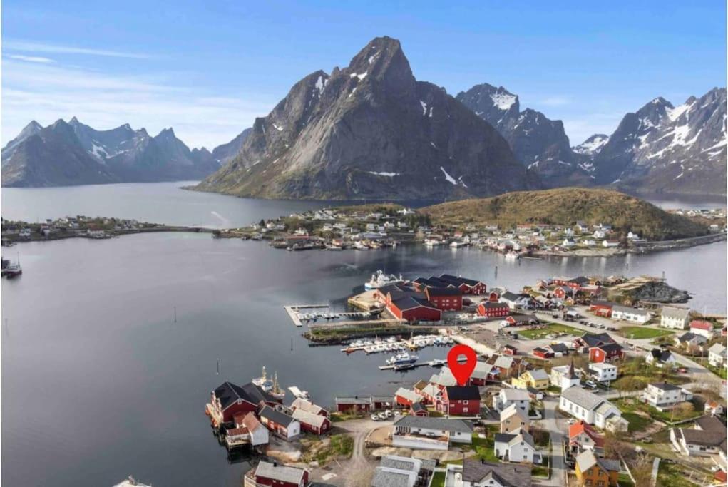 Reine Front View - Mountain & Seaview Villa Exteriör bild