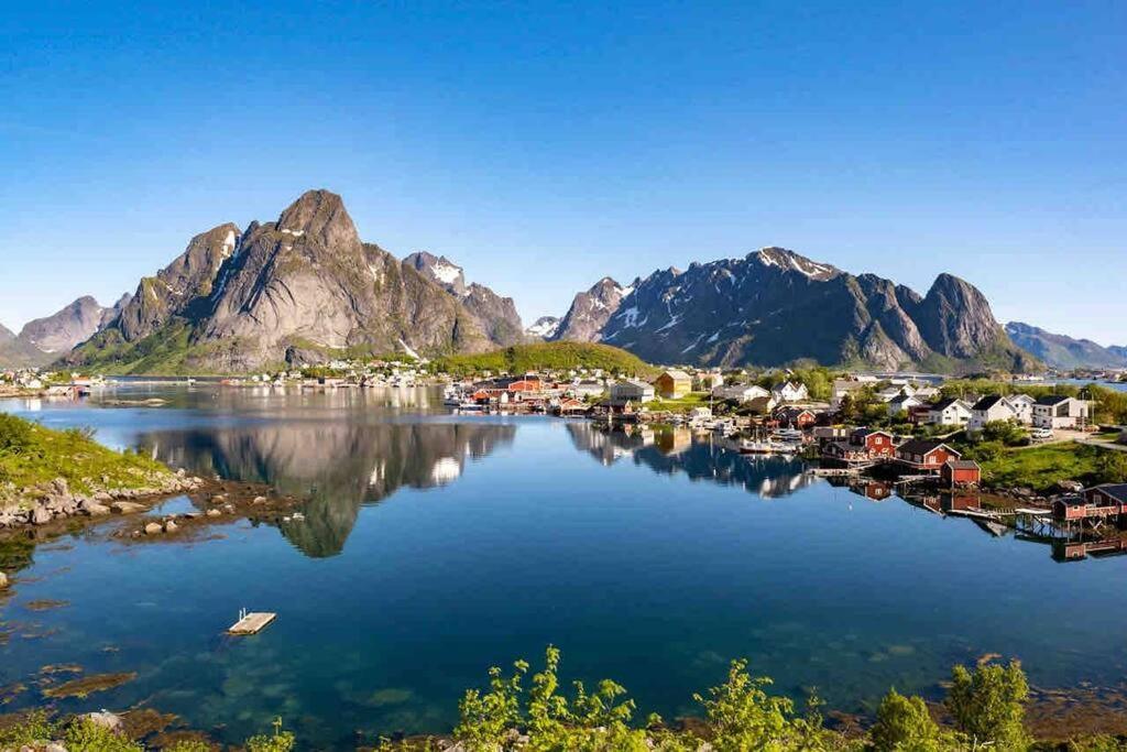 Reine Front View - Mountain & Seaview Villa Exteriör bild