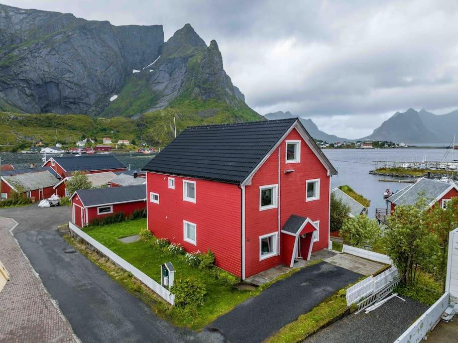 Reine Front View - Mountain & Seaview Villa Exteriör bild