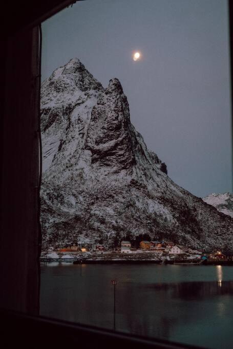 Reine Front View - Mountain & Seaview Villa Exteriör bild